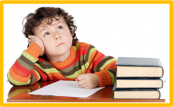 Niño estudiando frente a varios libros