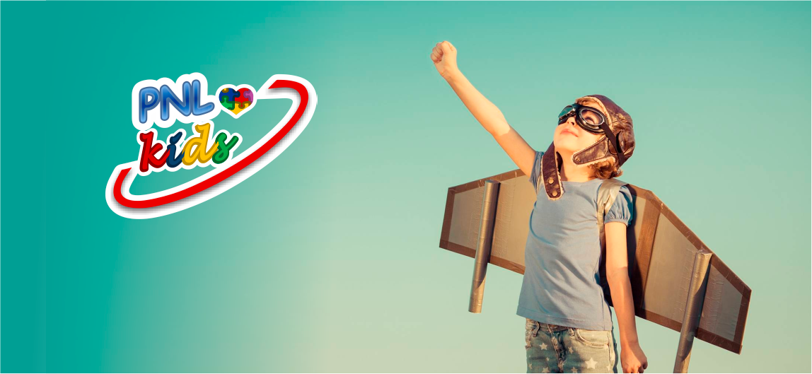 Niño jugando a ser aviador junto al logotipo de PNL Kids